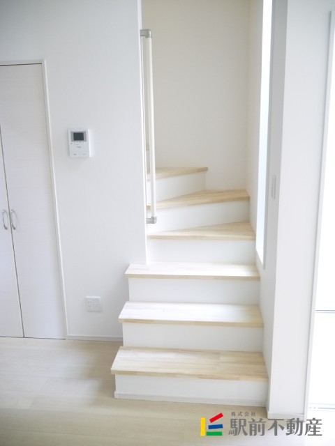 その他部屋・スペース　手すり付きで上り下りが楽です☆