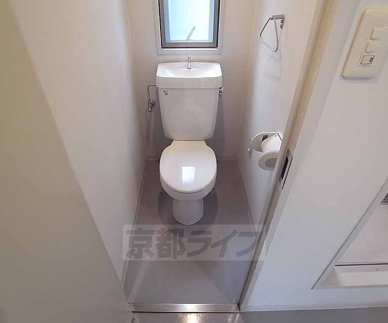 トイレ　窓があって換気のし易いトイレです。