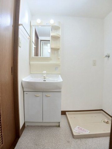 洗面設備　明るい洗面所です