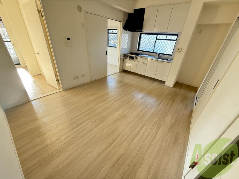 居室・リビング　．