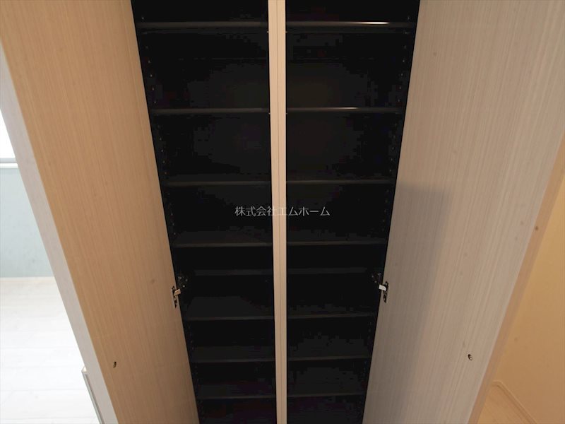 玄関　玄関　シューズボックス付（収納充実してます）　同型写真