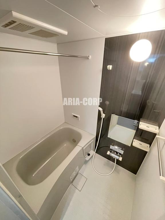 バス・シャワールーム　追い焚き浴室乾燥付。カラーパネル採用でお洒落なバスルーム。