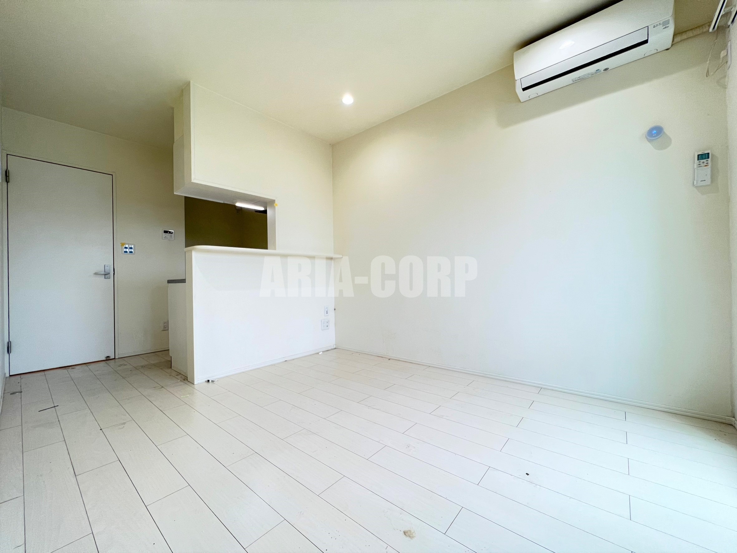 居室・リビング　白を基調としたお洒落なお部屋！奥行きたっぷりの空間です♪