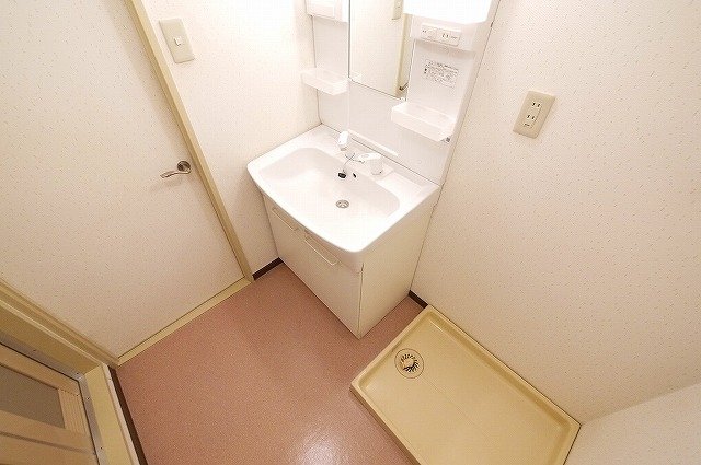 洗面設備　ゆったりとスペースのある洗面所です