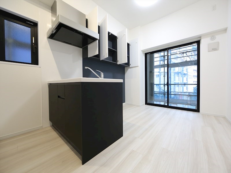 居室・リビング　洋室8.6帖　カウンターキッチン　エアコン完備　バルコニー