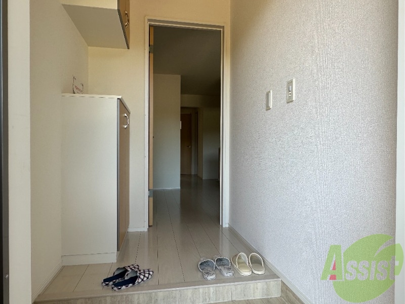 玄関　玄関から撮影しました。敷居が高くなくて安心ですね。