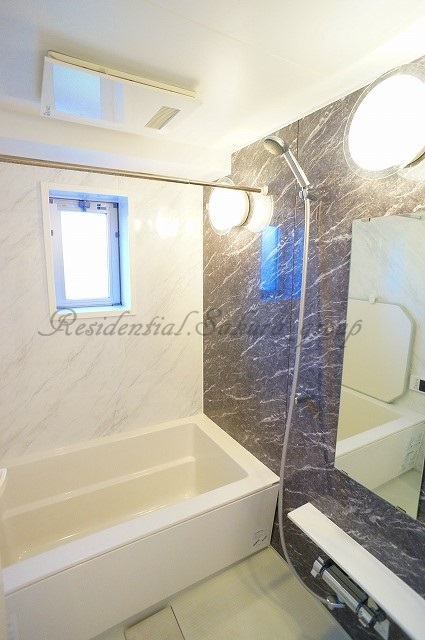 バス・シャワールーム　嬉しい追い焚き・浴室乾燥機付きです♪