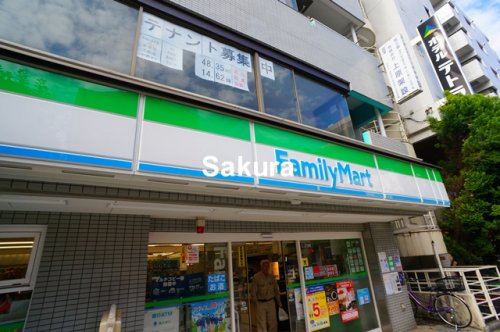 コンビニ　ファミリーマート鶴見中央店（コンビニ）まで87m