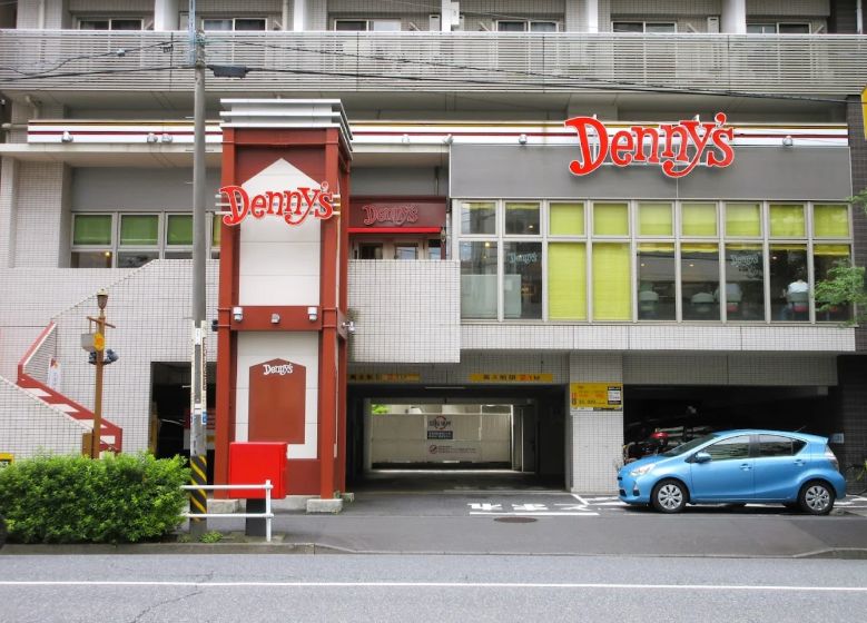 飲食店　デニーズ 新宿山吹町店（飲食店）まで821m