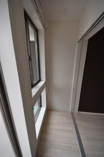 バルコニー　★日当たり良好、窓で換気も出来る洗濯物を干すスペースです★