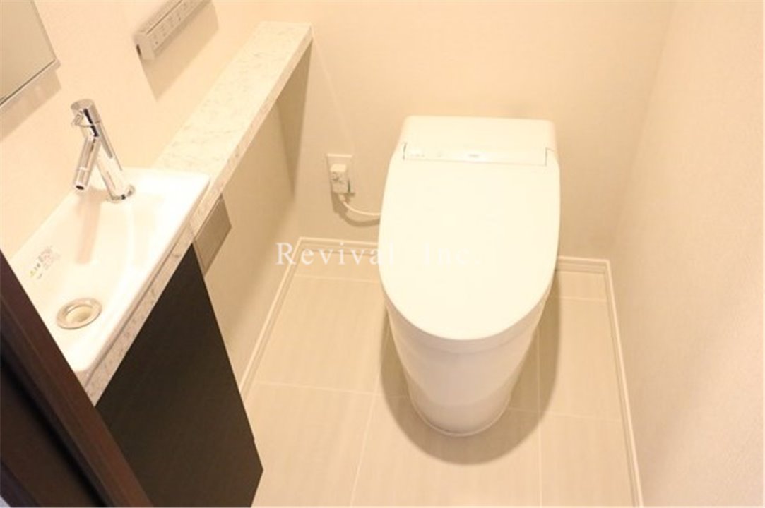 トイレ　御手洗いでタンクレス仕様のスタイリッシュなトイレでございます