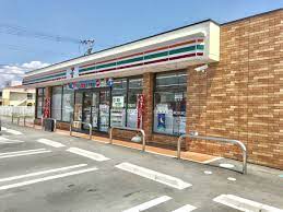 コンビニ　セブンイレブン愛荘町市店（コンビニ）まで823m
