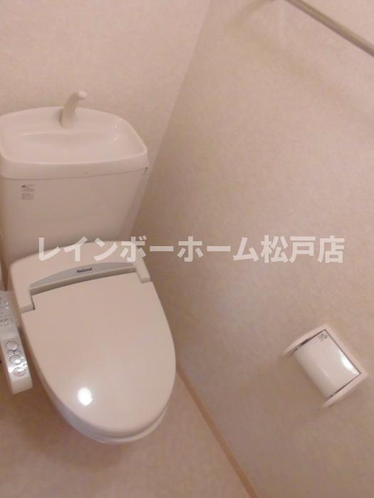 トイレ　落ち着いた色調のトイレです