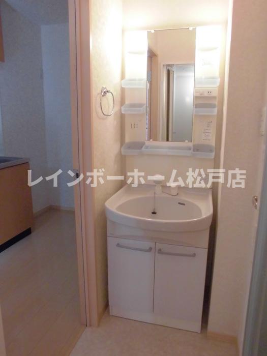 洗面設備　明るい洗面所です