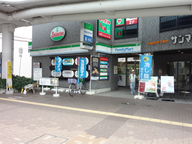 コンビニ　ファミリーマート（コンビニ）まで729m