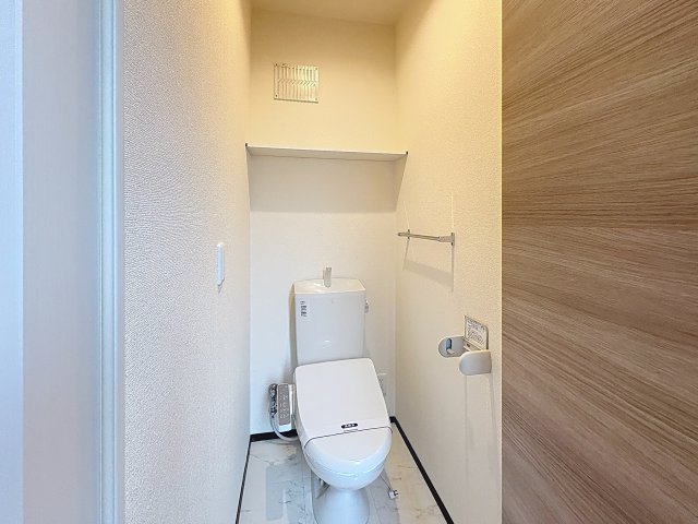 トイレ　掲載写真は空室の別部屋を掲載しております。実際のお部屋と仕様