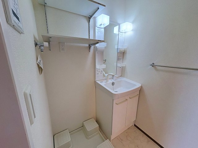 洗面設備　掲載写真は空室の別部屋を掲載しております。実際のお部屋と仕様