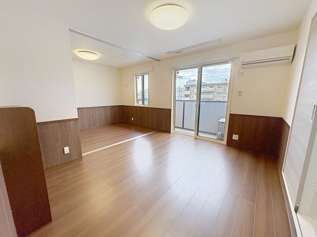居室・リビング　掲載写真は空室の別部屋を掲載しております。実際のお部屋と仕様