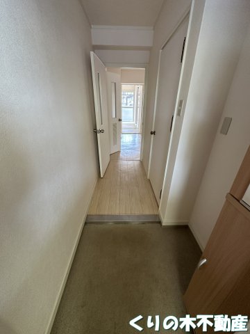 玄関　同タイプのお部屋です（現況を優先します）