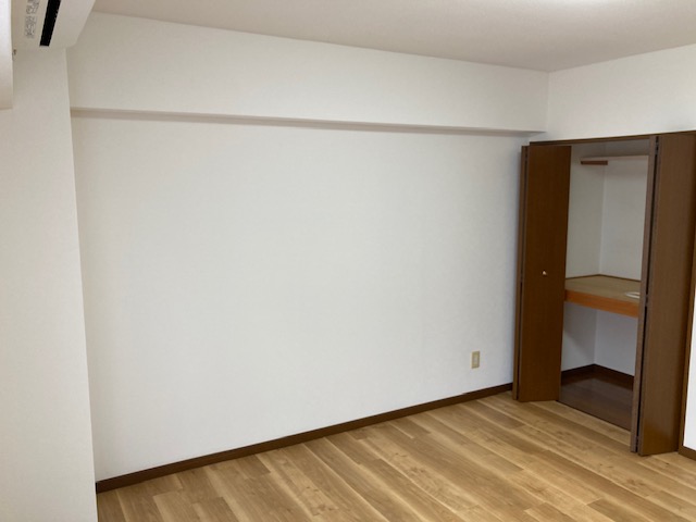西本丸の内マンションの居間写真