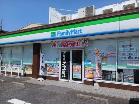 コンビニ　ファミリーマート（コンビニ）まで270m