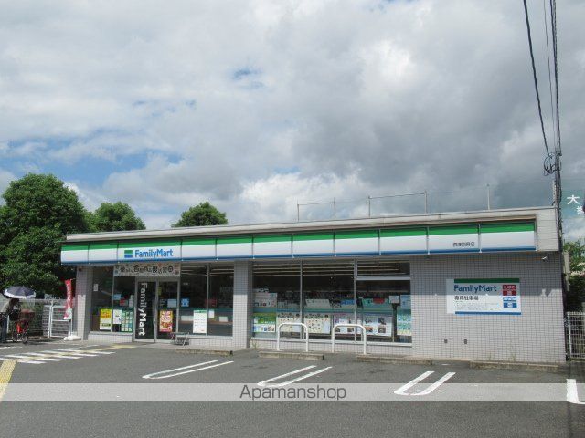コンビニ　ファミリーマート（コンビニ）まで738m