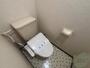 トイレ　トイレは温水洗浄便座です。シンプルな雰囲気になっています。