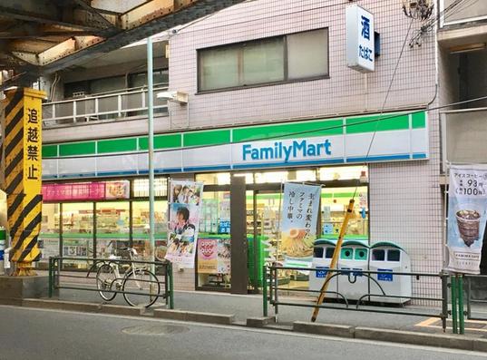 コンビニ　ファミリーマート 町屋駅店（コンビニ）まで69m