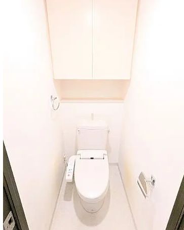 トイレ　落ち着いた色調のトイレです