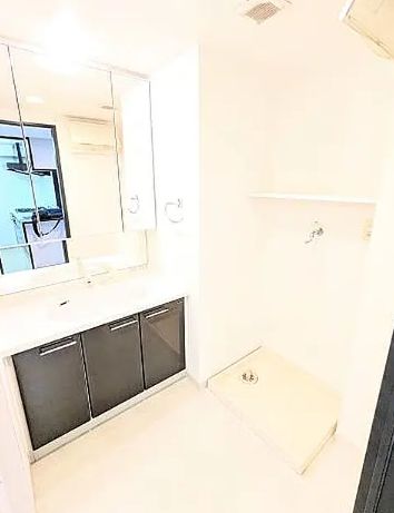 洗面設備　明るい洗面所です