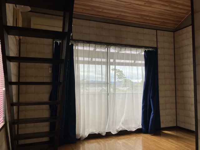 ビートルズハウスの居間写真