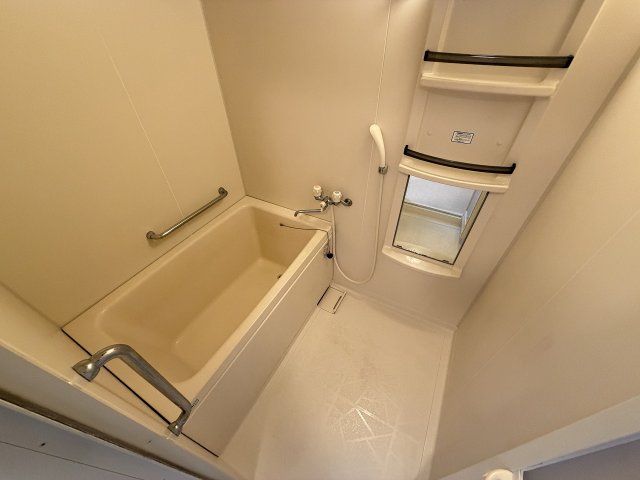 バス・シャワールーム　コンパクトで使いやすいお風呂です