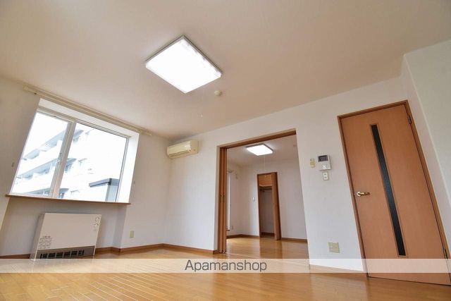 地下鉄南北線 自衛隊前駅 徒歩17分 3階建 築21年の居間写真