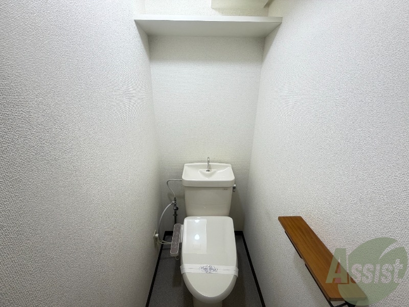 トイレ　トイレになります。頭上には棚があり収納としてご利用できます。