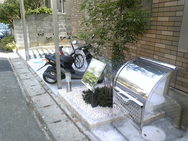 エントランス　駐輪場・ゴミ置き場