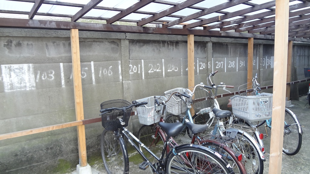 その他共有部分　屋根付きの駐輪場もあります♪