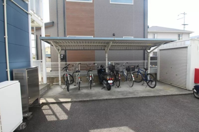 【松山市居相のアパートの駐車場】