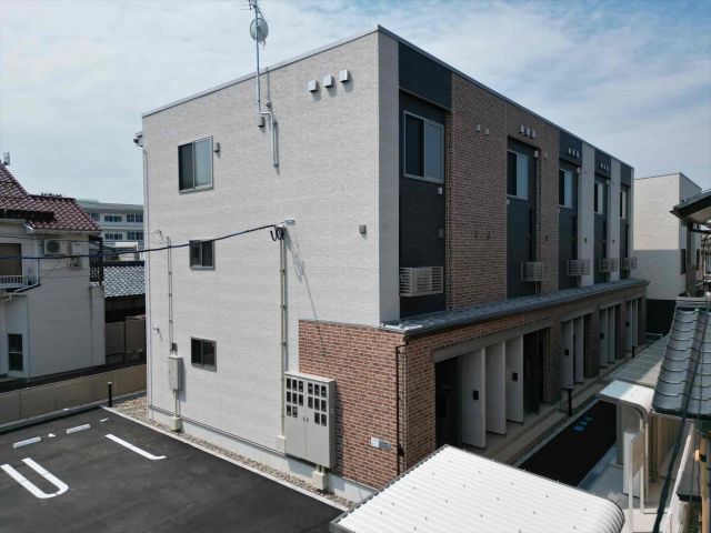 新潟市中央区沼垂西のアパートの建物外観
