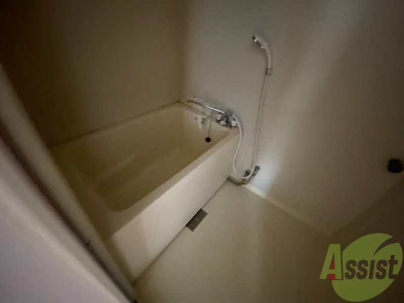 バス・シャワールーム　こちらはお風呂。一日の疲れをここで癒してください。