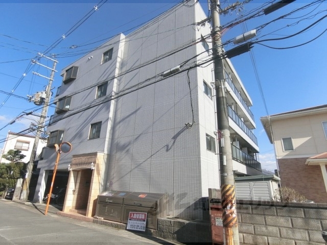 京田辺市三山木谷ノ上のマンションの建物外観