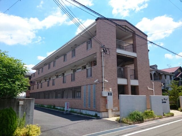 京田辺市東古森のマンションの建物外観