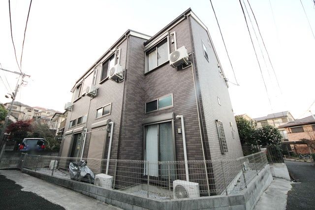 横浜市港北区富士塚のアパートの建物外観