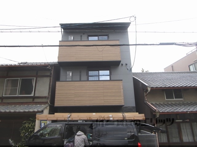 京都市伏見区深草北鍵屋町のマンションの建物外観