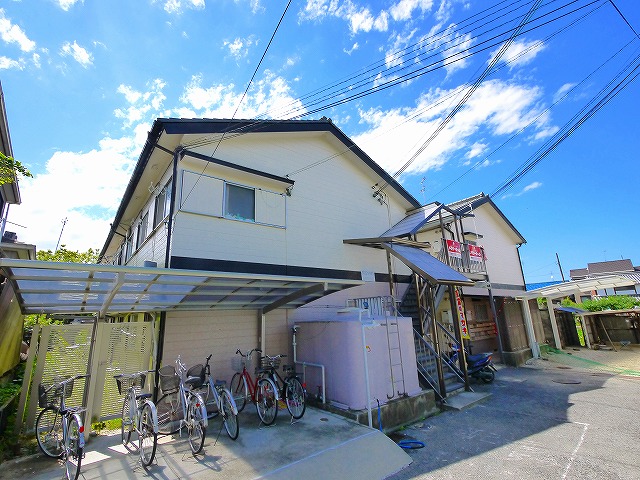 天理市田部町のアパートの建物外観