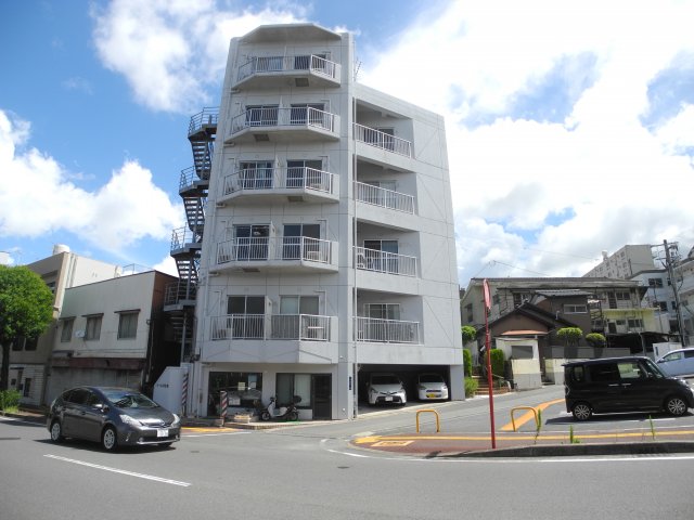 【長崎市石神町のマンションの建物外観】