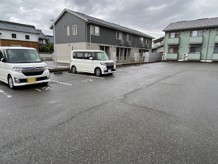 【ホワイティ下馬　Ａの駐車場】