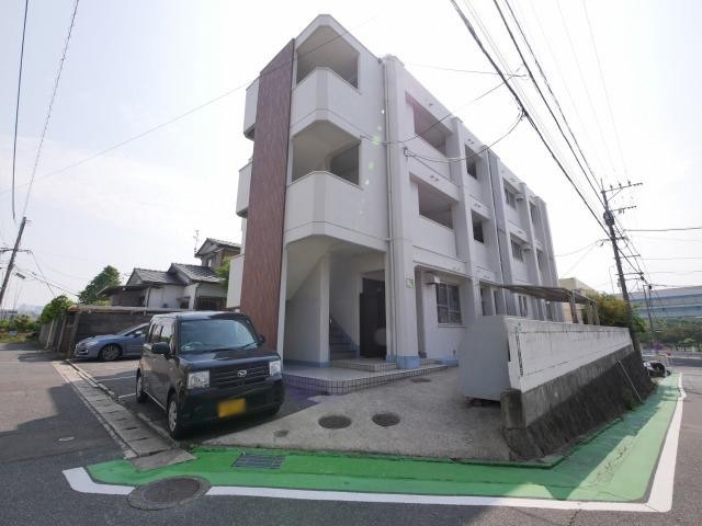 【鎧坂ハイツの建物外観】