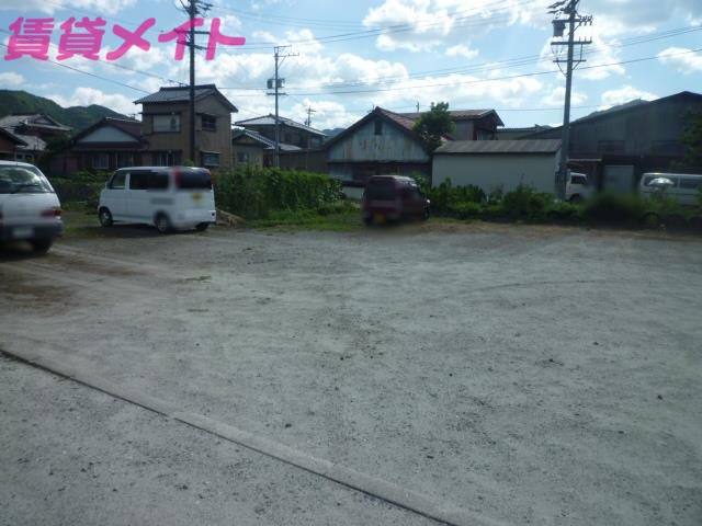 【津市白山町南家城のアパートの駐車場】