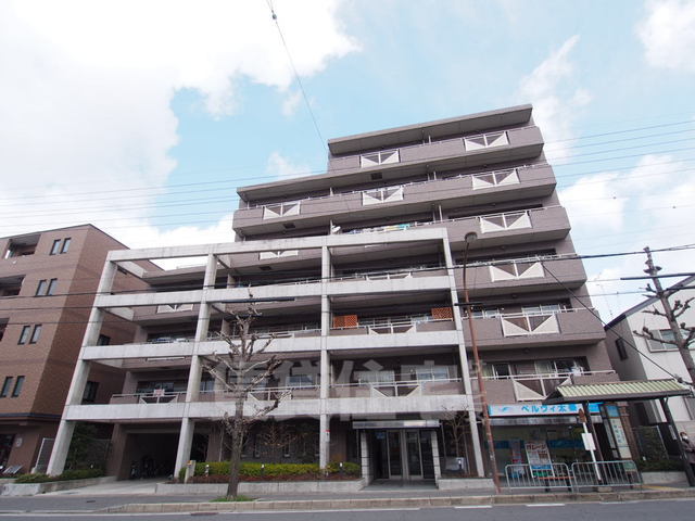 【京都市右京区太秦開日町のマンションの建物外観】