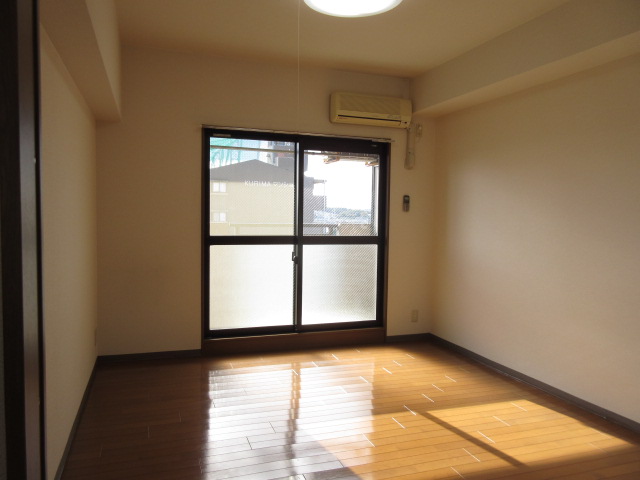 居室・リビング　2階、南向き明るいお部屋